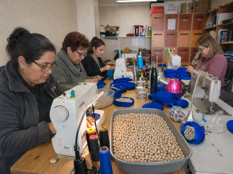 L'atelier de l'association — des femmes en réinsertion cousent et assemblent les boules Les Gargoo
