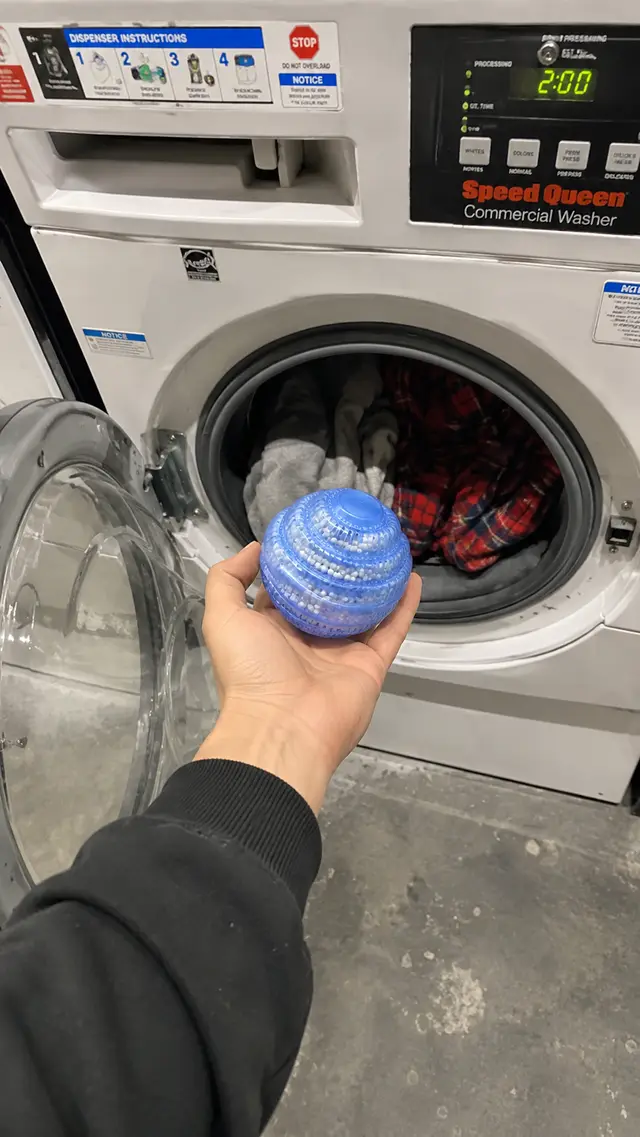 Photo client — la boule de lavage Les Gargoo devant la machine