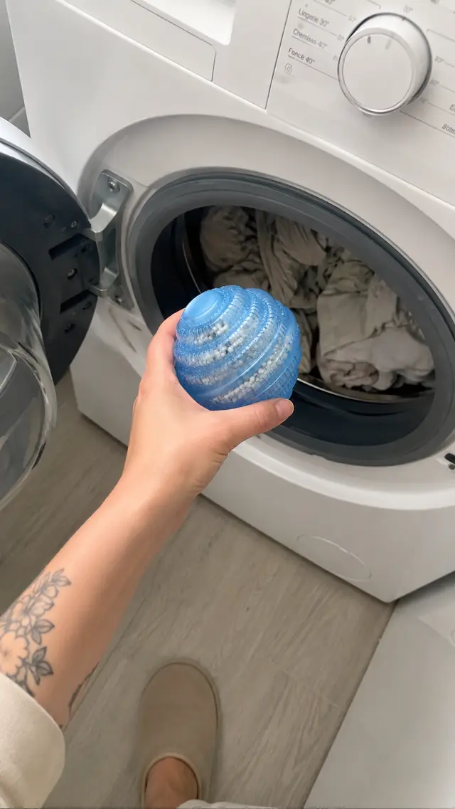 Photo client — la boule de lavage Les Gargoo devant la machine